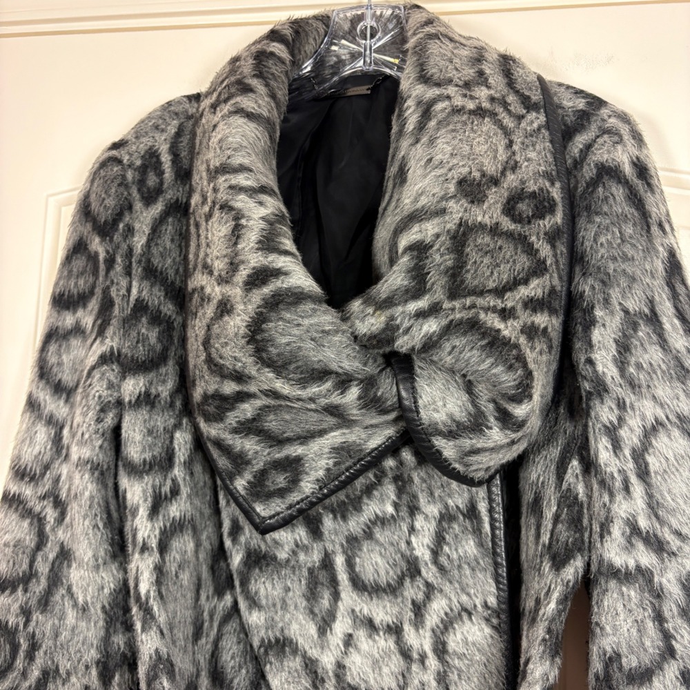 Diane Von Furstenberg Gray Leopard Faux Fur Coat Asymmetrical Shawl Collar L - Picture 11 of 16